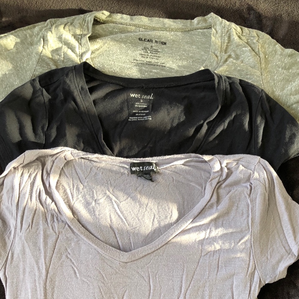 (3) casual V-neck shirts!👚👚👚